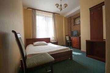 Фото номера Стандартный двухместный номер с 1 кроватью Отель Hotel Restauracja Pod Parowozem г. Островец-Свентокшиский 2