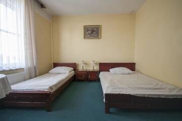 Фото номера Четырехместный номер с ванной комнатой Отель Hotel Restauracja Pod Parowozem г. Островец-Свентокшиский 2