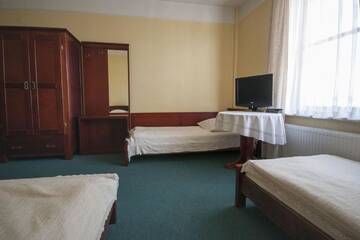 Фото номера Четырехместный номер с ванной комнатой Отель Hotel Restauracja Pod Parowozem г. Островец-Свентокшиский 3