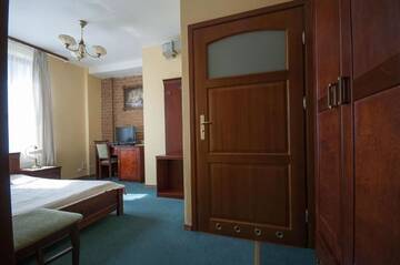 Фото номера Стандартный двухместный номер с 1 кроватью Отель Hotel Restauracja Pod Parowozem г. Островец-Свентокшиский 3