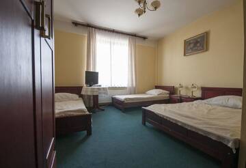 Фото номера Четырехместный номер с ванной комнатой Отель Hotel Restauracja Pod Parowozem г. Островец-Свентокшиский 4