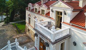 Фото номера Двухместный номер с 1 кроватью и балконом Отель Hotel Pałac Tarnowskich г. Островец-Свентокшиский 5