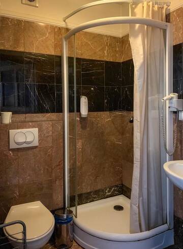 Фото номера Четырехместный номер Отель Hotel Pałac Tarnowskich г. Островец-Свентокшиский 4