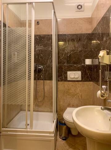 Фото номера Двухместный номер с 2 отдельными кроватями Отель Hotel Pałac Tarnowskich г. Островец-Свентокшиский 2
